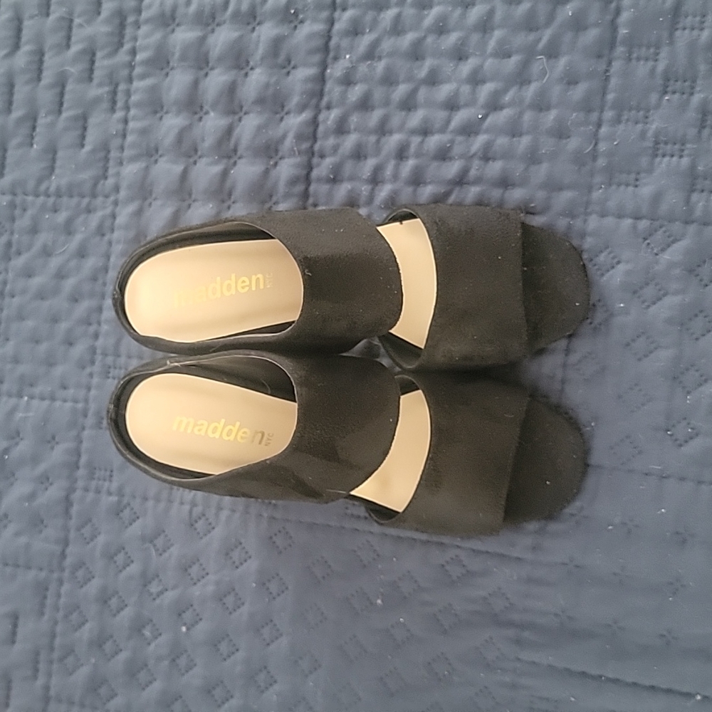 These shoes do not fit me.